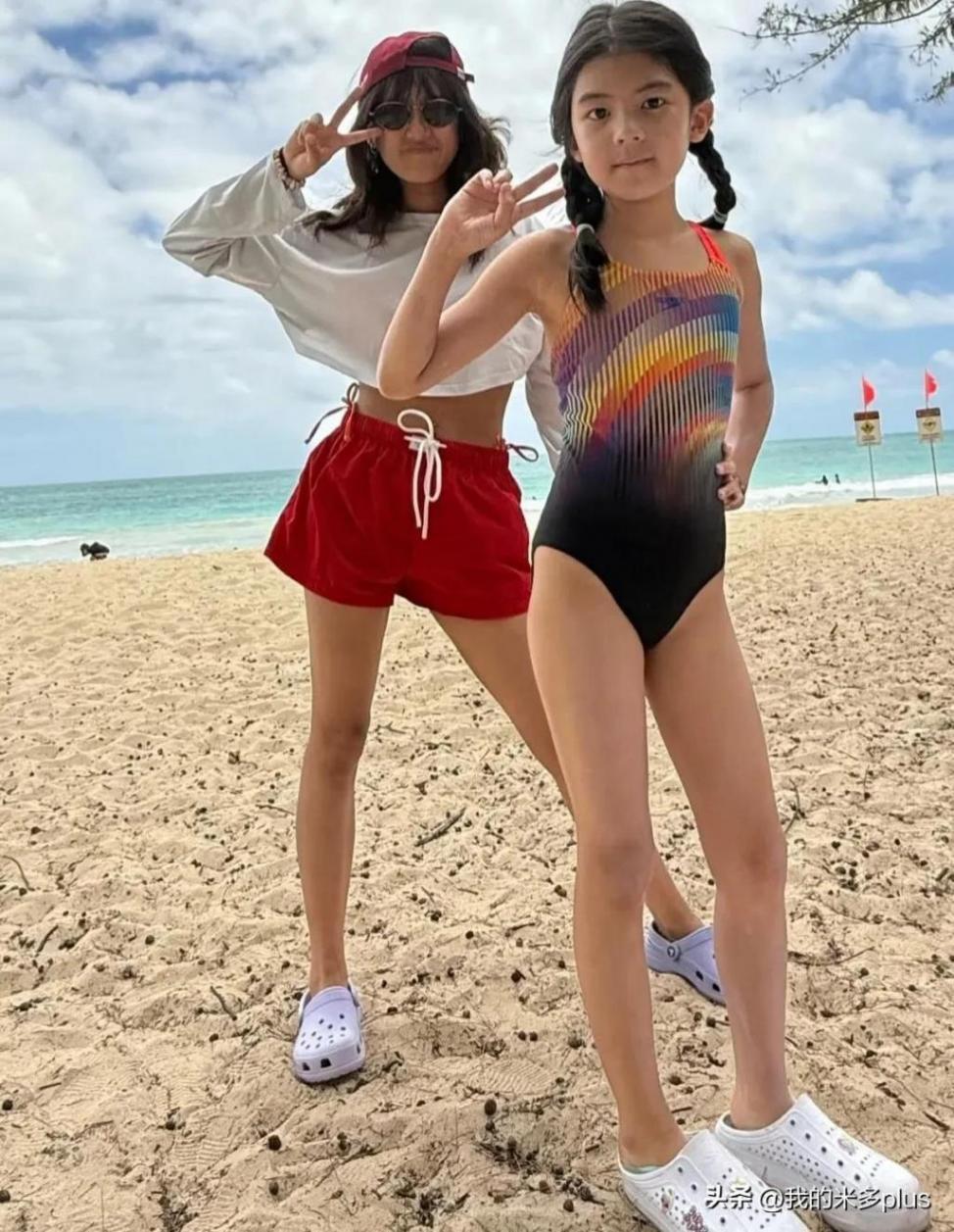 50岁贾静雯带三个女儿海边度假
